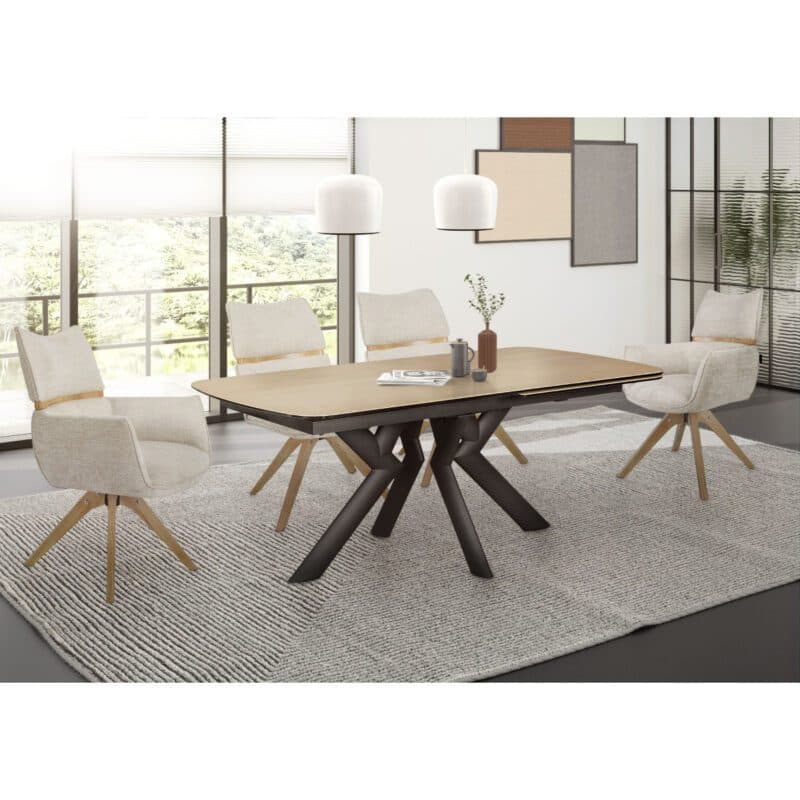 Louming Marou Armlehnstuhl mit Bezug in Textilgewebe Retro Bliss 03 beige und Holzapplikation in der Rückenlehne - Wohnbeispiel