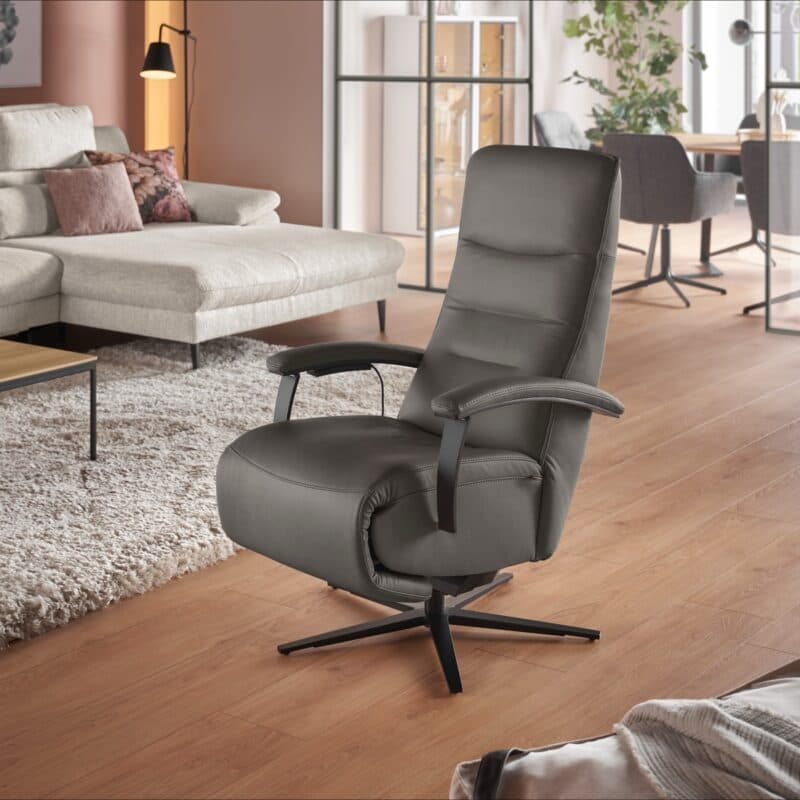 Musterring Nils Relaxsessel in Bezug Leder Vivre grau mit 3-motorischer Funktion - Wohnbeispiel