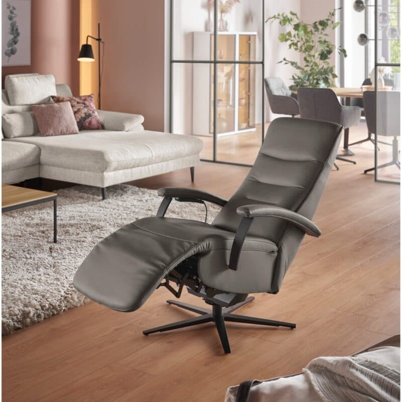 Musterring Nils Relaxsessel in Bezug Leder Vivre grau mit 3-motorischer Funktion - Wohnbeispiel