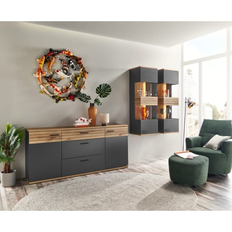 set one by Musterring Quincy Hängevitrine in Dekor Anthrazit Absetzung in Eiche Nachbildung - Wohnbeispiel