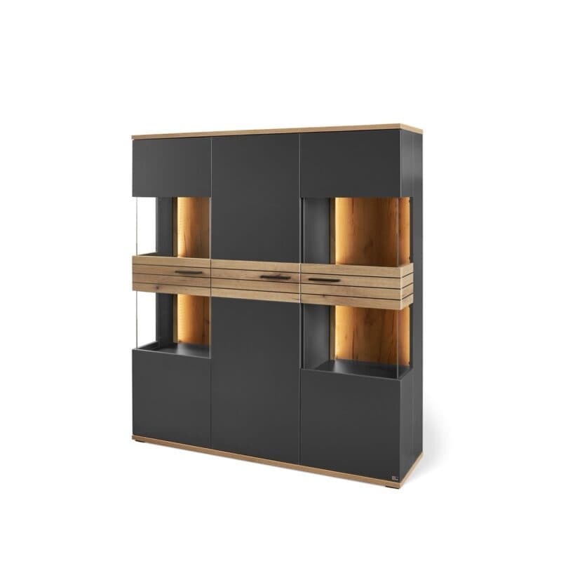 set one by Musterring Quincy Vitrine mit 3 Türen in Dekor Anthrazit Absetzung in Eiche Nachbildung - Perspektivansicht - beleuchtet