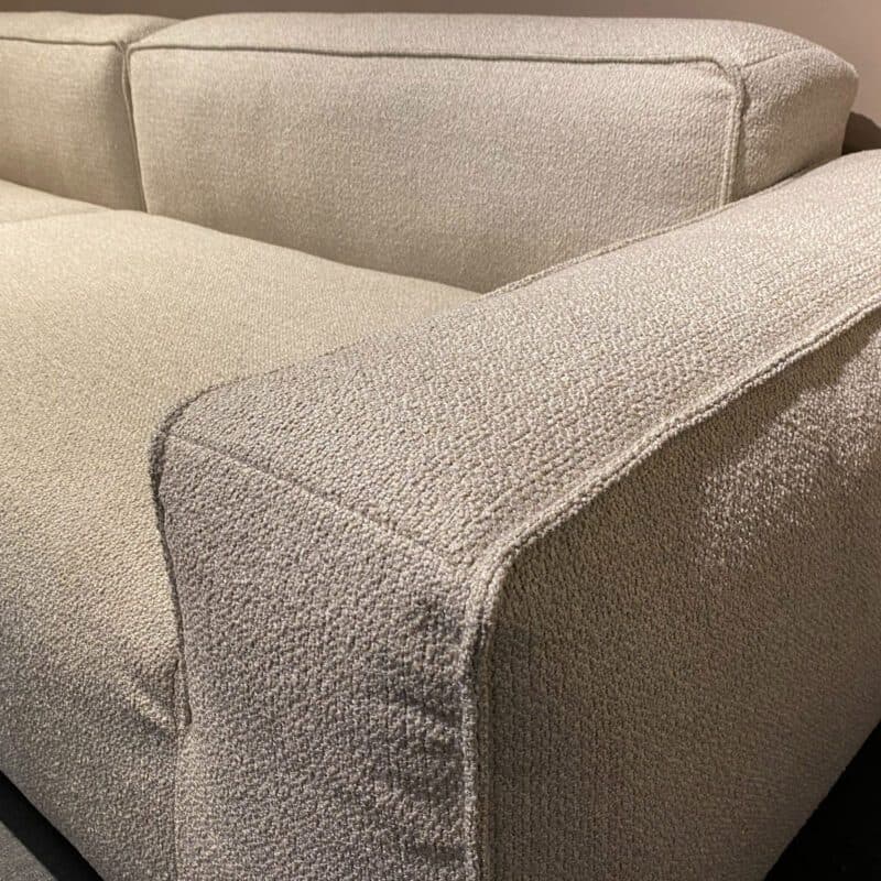 freistil by Rolf Benz Freistil 175 Ecksofa in Bouclé - Ottomane links - Detail Armlehne