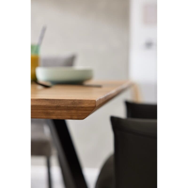 Musterring Nilan Esstisch aus Wildeiche massiv geölt mit Harzfüllung in anthrazit und 4-Fuß Gestell aus Metall in Anthrazit pulverbeschichtet - Detail Platte