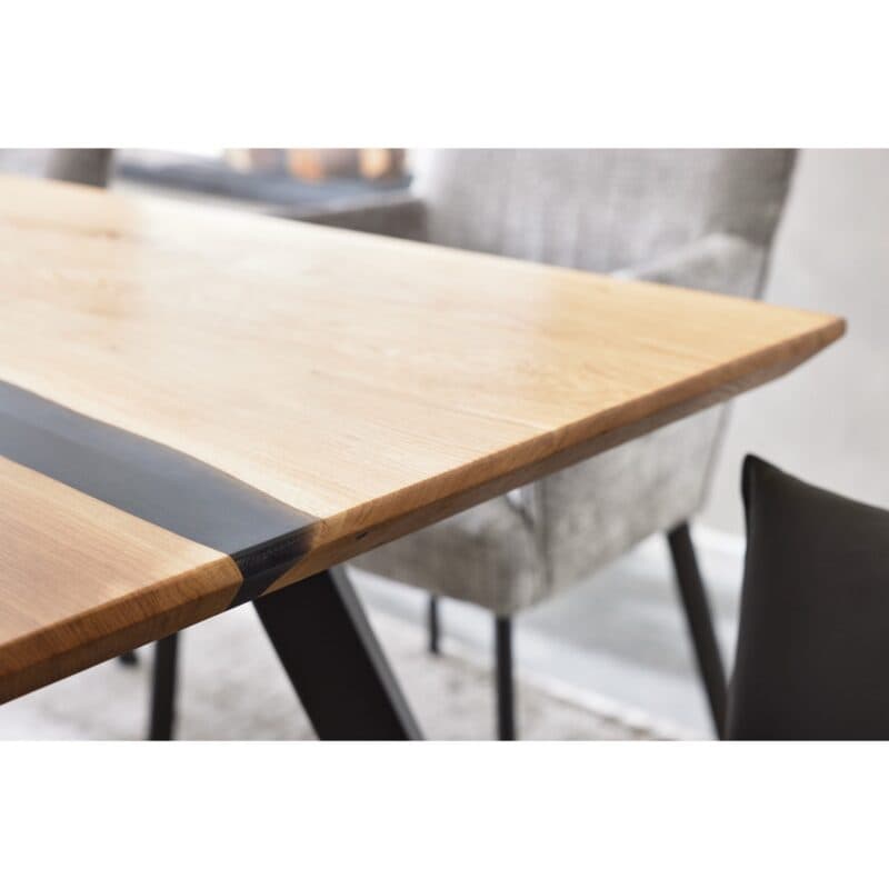 Musterring Nilan Esstisch aus Wildeiche massiv geölt mit Harzfüllung in anthrazit und 4-Fuß Gestell aus Metall in Anthrazit pulverbeschichtet - Detail Platte