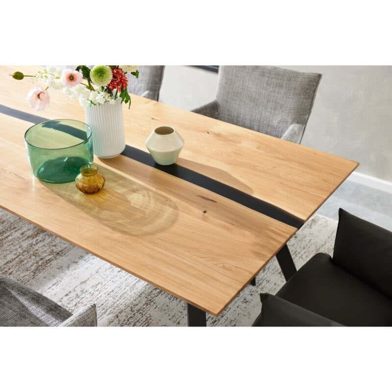 Musterring Nilan Esstisch aus Wildeiche massiv geölt mit Harzfüllung in anthrazit und 4-Fuß Gestell aus Metall in Anthrazit pulverbeschichtet - Detail Platte