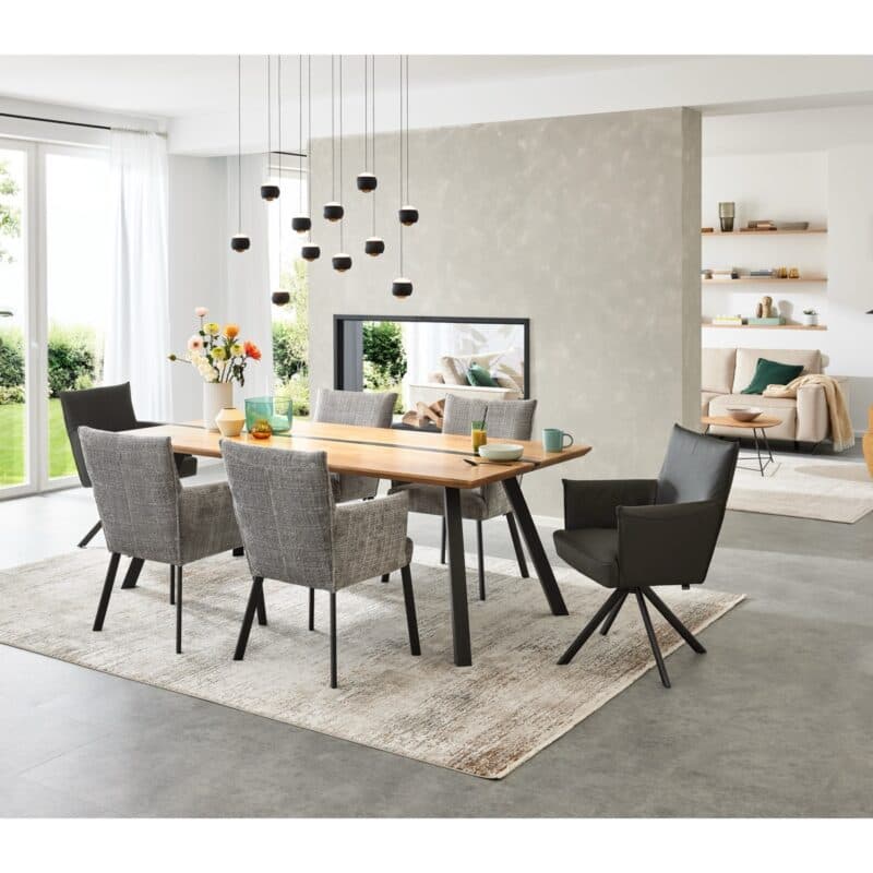 Musterring Nilan Esstisch aus Wildeiche massiv geölt mit Harzfüllung in anthrazit und 4-Fuß Gestell aus Metall in Anthrazit pulverbeschichtet - Wohnbeispiel