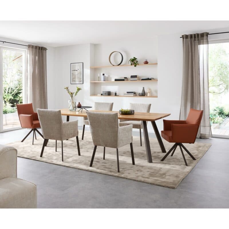 Musterring Nilan Armlehnstuhl in Bezug Yunus 03 sand mit 4-Fuß Gestell in marron - Wohnbeispiel