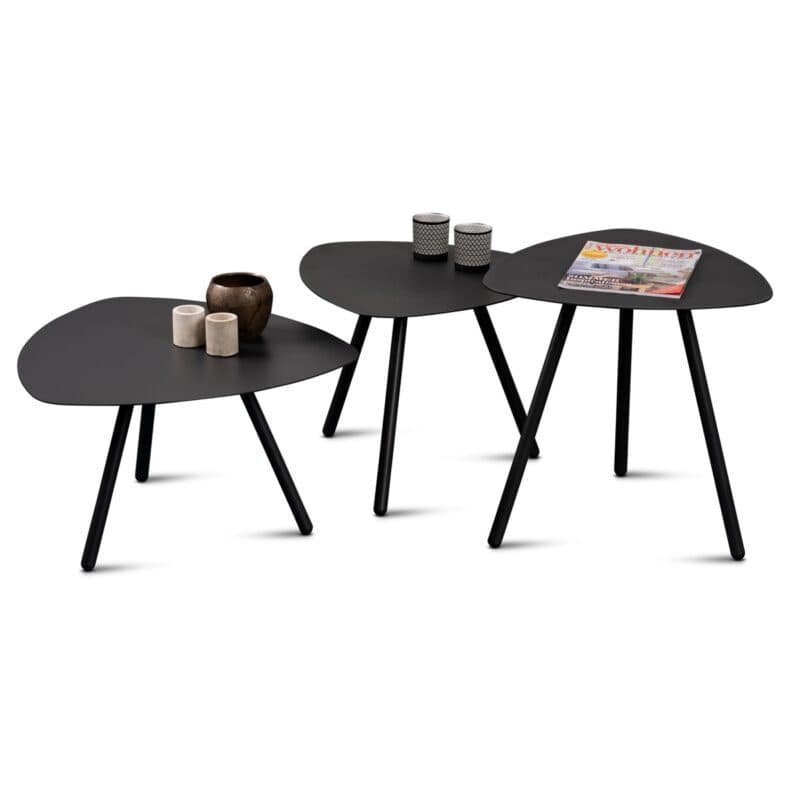 Trendstore Marieka Beistelltische und Couchtisch aus Metall - Perspektivansicht mit Deko (nicht enthalten)