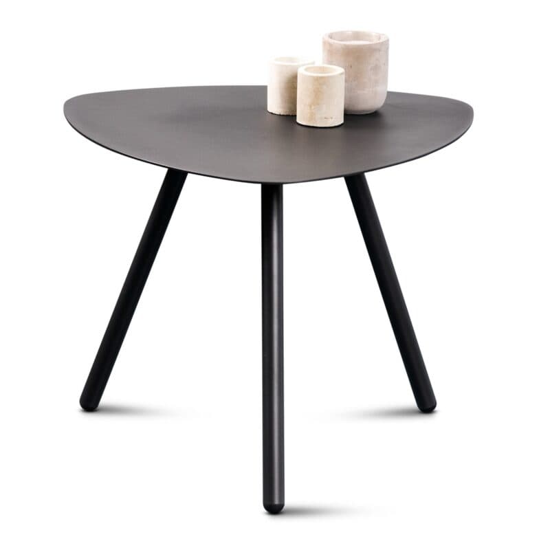 Trendstore Marieka Beistelltisch aus Metall, 40 cm hoch - Perspektivansicht mit Deko (nicht enthalten)