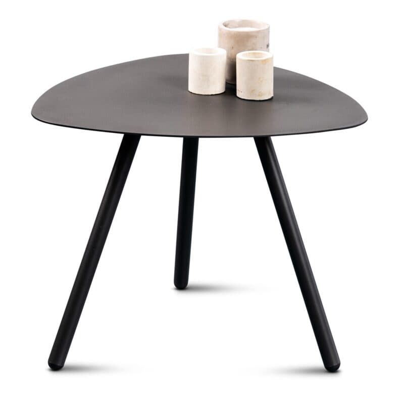 Trendstore Marieka Beistelltisch aus Metall, 40 cm hoch - Frontansicht mit Deko (nicht enthalten)