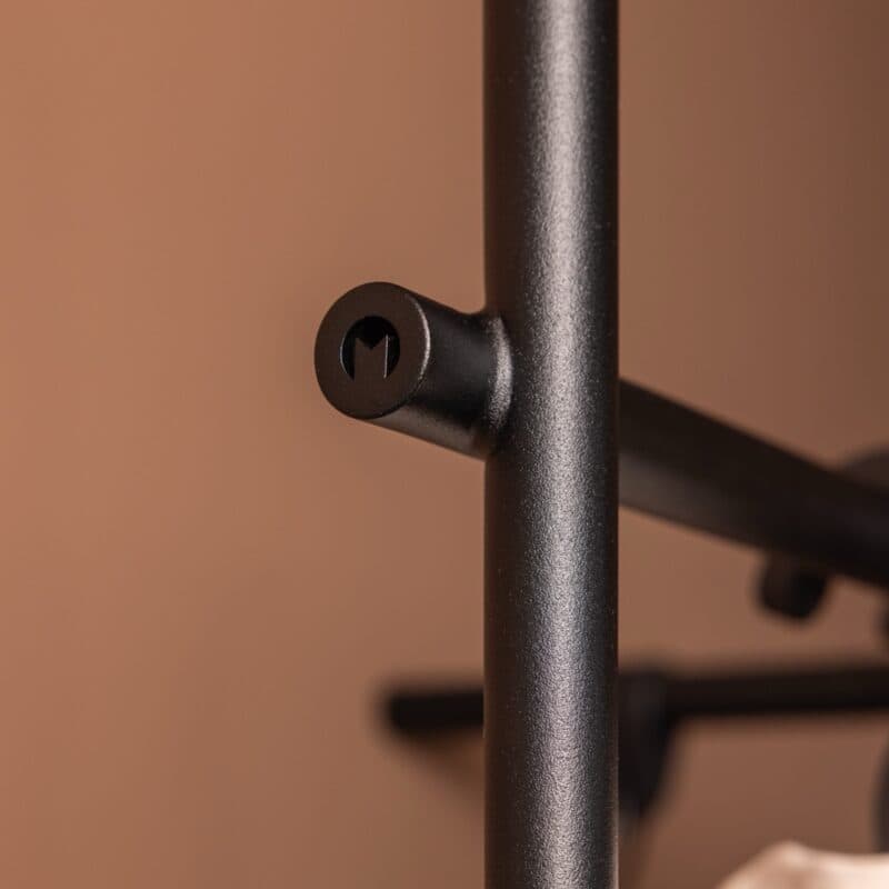 Metallbude Tamina Wandgarderobe vertikal in Schwarz - Detailansicht