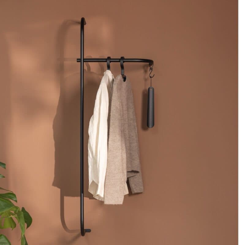 Metallbude Tamina Wandgarderobe vertikal in Schwarz - Wohnbeispiel