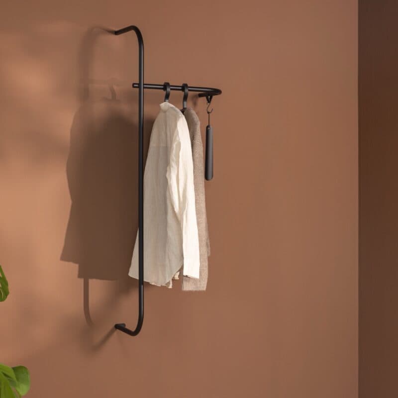 Metallbude Tamina Wandgarderobe vertikal in Schwarz - Wohnbeispiel