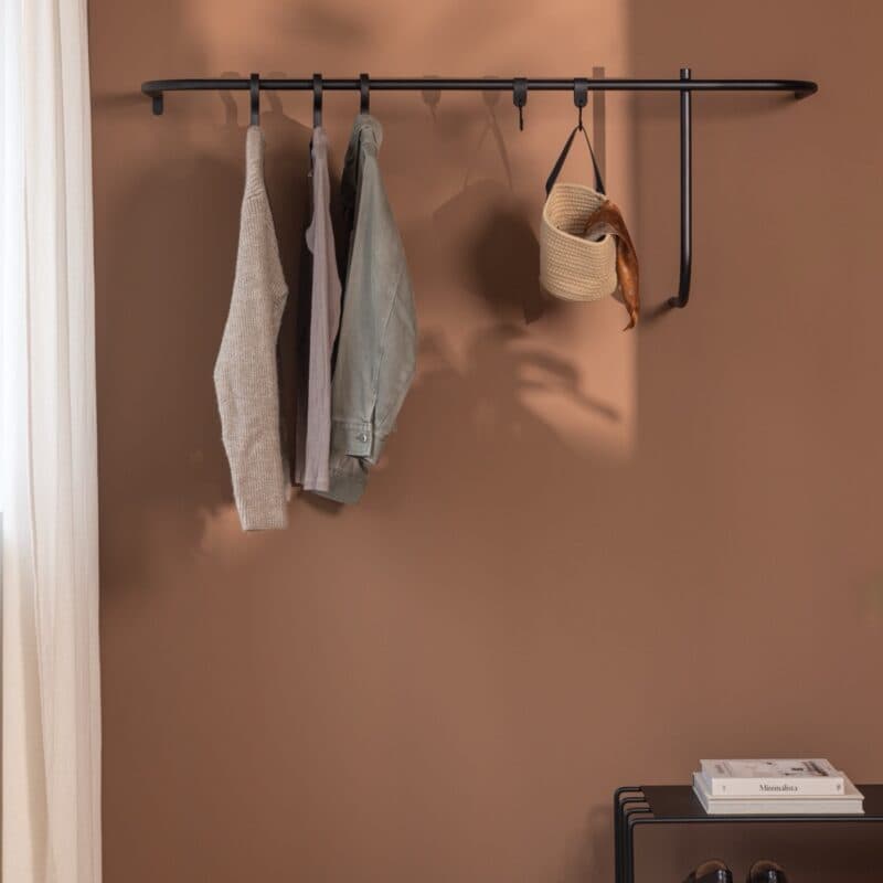 Metallbude Tamina Wandgarderobe horizontal in Schwarz - Wohnbeispiel