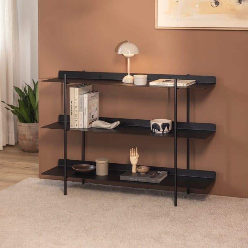 Metallbude Tharon Standregal aus Metall mit drei Regalböden in Schwarz - Wohnbeispiel