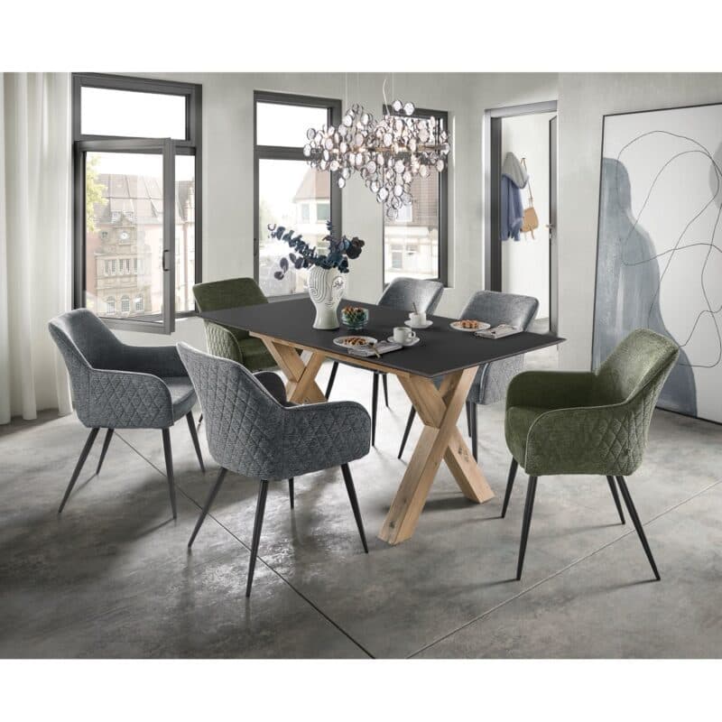 set one by Musterring New Atlanta Esstisch mit Platte in Dekor Vulkanschwarz und X-Gestell in Asteiche Artisan Nachbildung – Wohnbeispiel