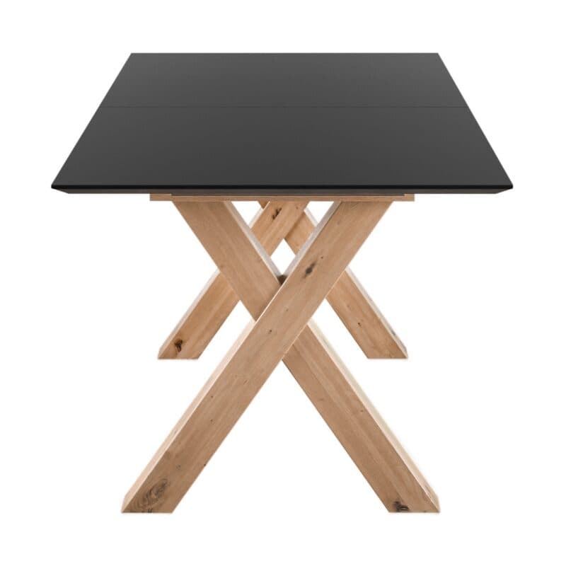 set one by Musterring New Atlanta Esstisch mit Platte in Dekor Vulkanschwarz und X-Gestell in Asteiche Artisan Nachbildung – Seitenansicht