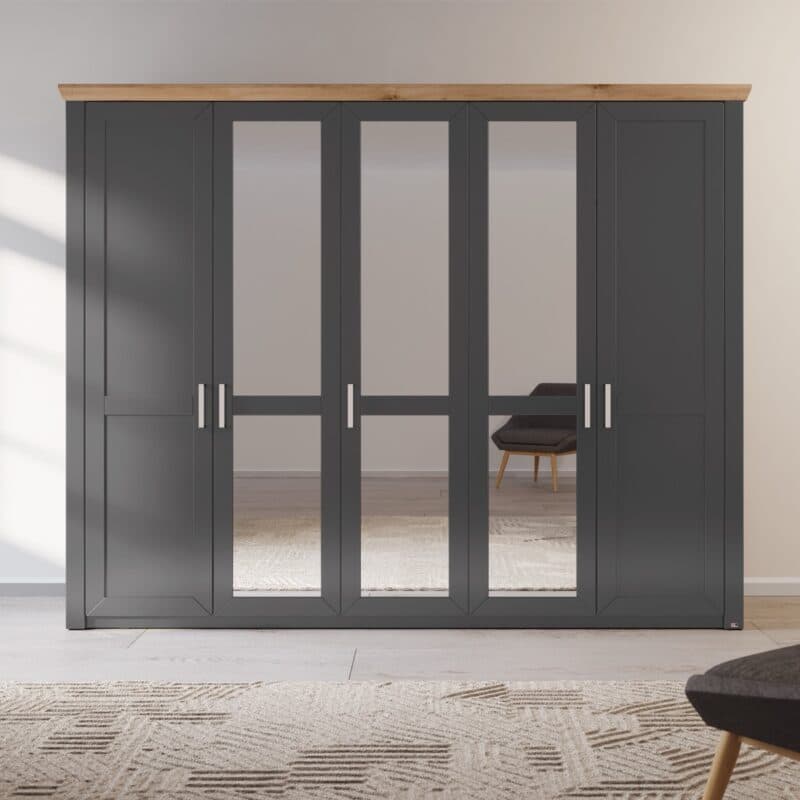 set one by Musterring York-Schlafen Drehtürenschrank mit fünf Türen, davon 3 verspiegelt, in Dekor Grau Anthrazit - Komfortmodell, Wohnbeispiel