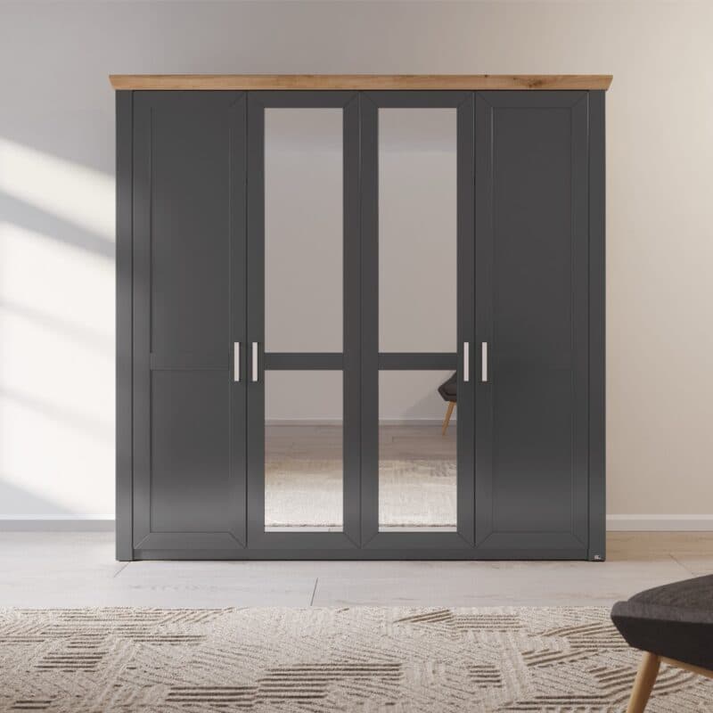set one by Musterring York-Schlafen Drehtürenschrank mit vier Türen und Spiegel, in Dekor Grau Anthrazit - Komfortmodell Wohnbeispiel