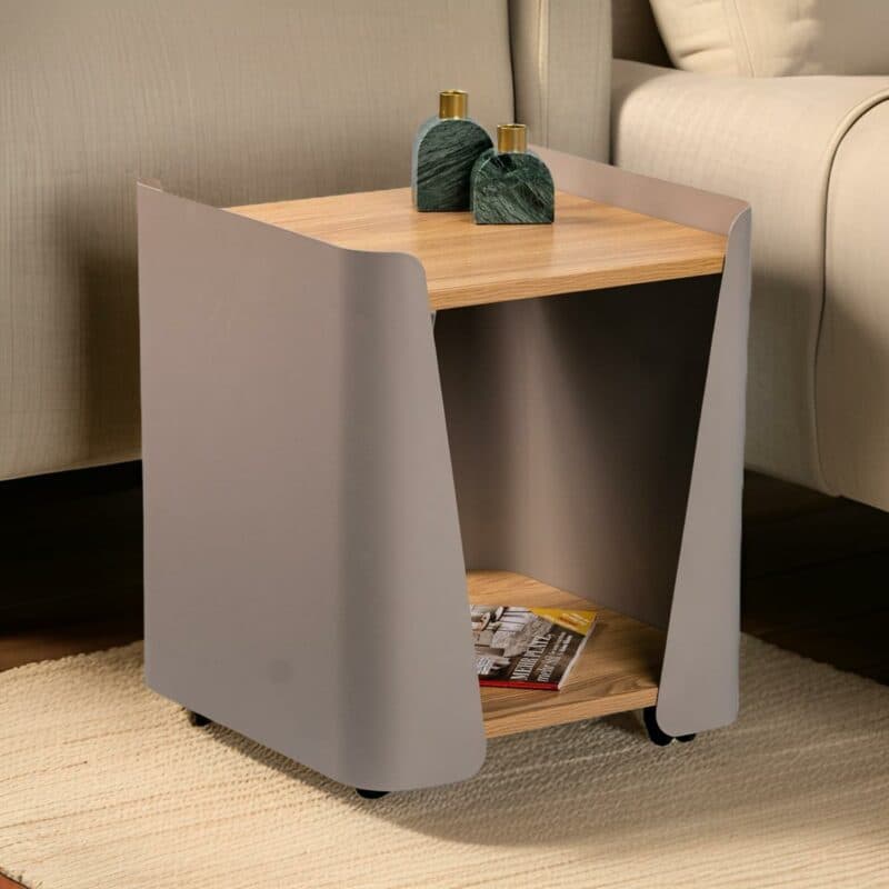 Trendstore Marva Beistelltisch mit Rollen, Platte in Eiche Nachbildung und Korpus aus Metall in Grau - Wohnbeispiel
