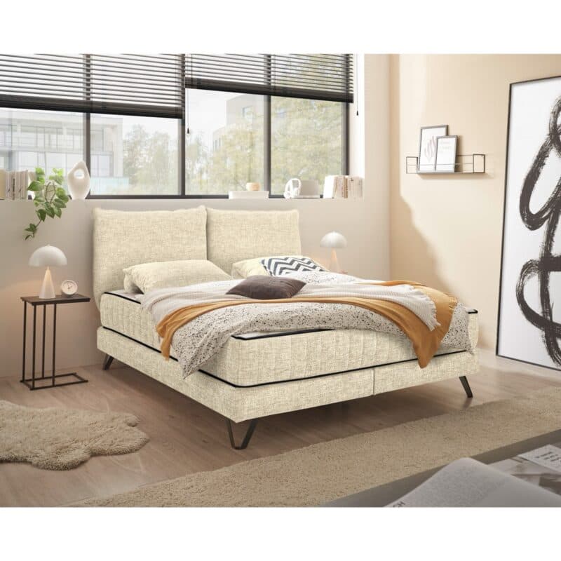 set one by Musterring Baldwin Boxspringbett mit Bezug Puente 03 ivory - Wohnbeispiel