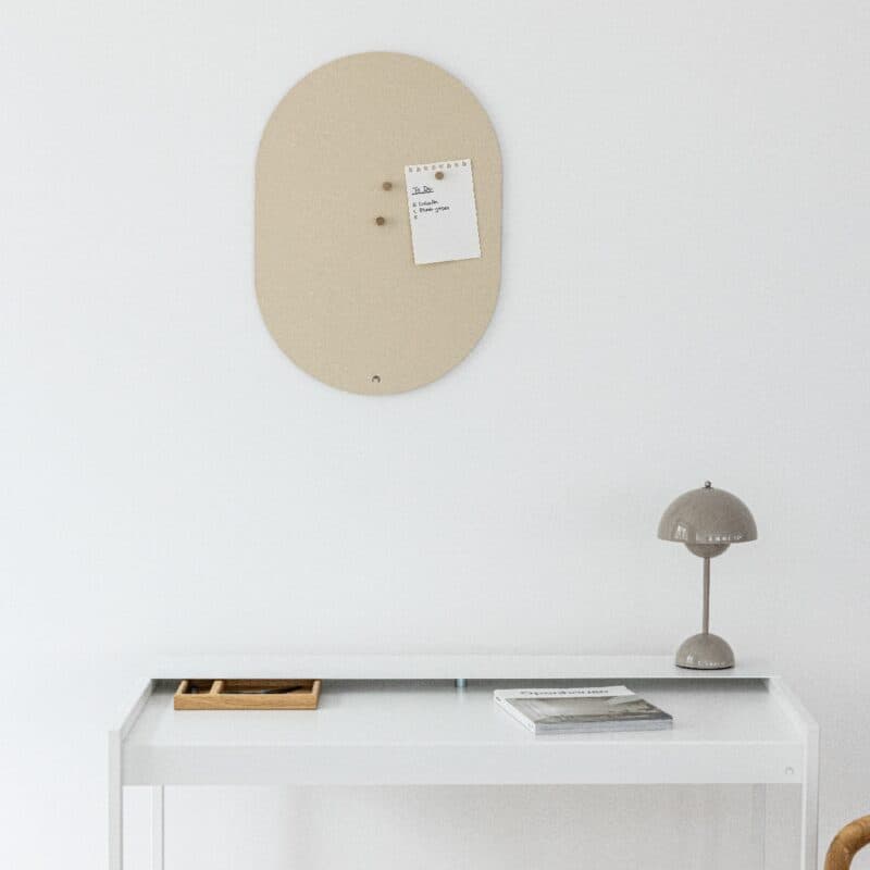 Metallbude Tavo Magnettafel aus Metall in Cashew – Wohnbeispiel