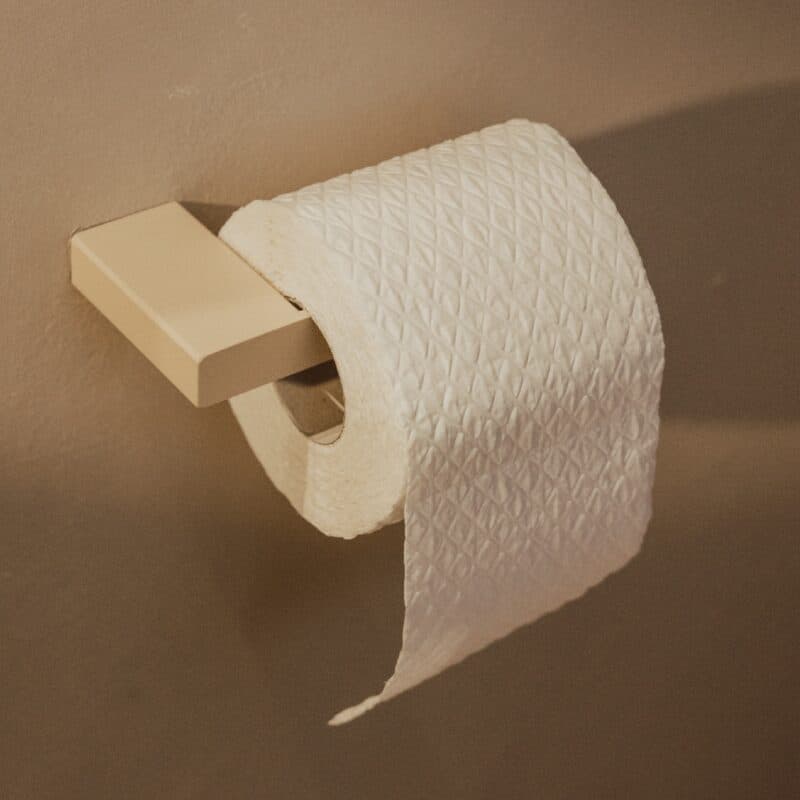 Metallbude Tuali Toilettenpapierhalter in Metall cashew – Wohnbeispiel