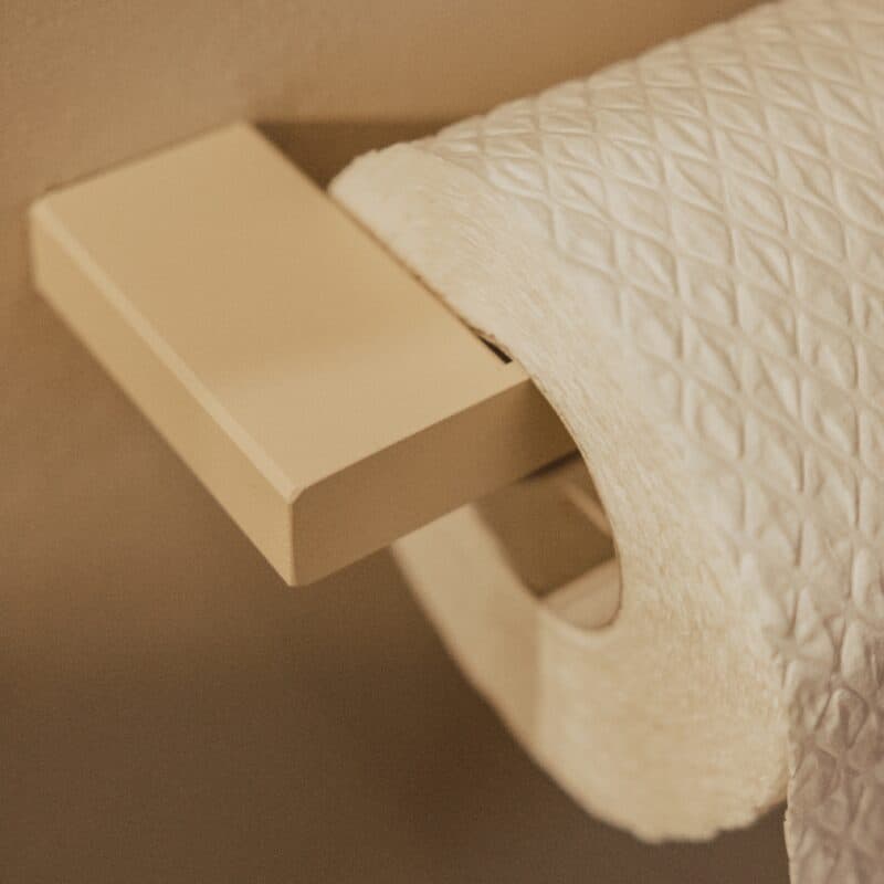Metallbude Tuali Toilettenpapierhalter in Metall cashew – Wohnbeispiel