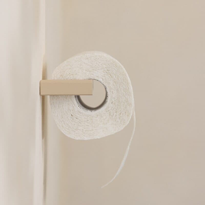 Metallbude Tuali Toilettenpapierhalter in Metall cashew – Wohnbeispiel