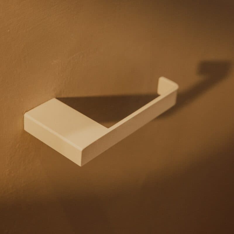 Metallbude Tuali Toilettenpapierhalter in Metall cashew – Wohnbeispiel