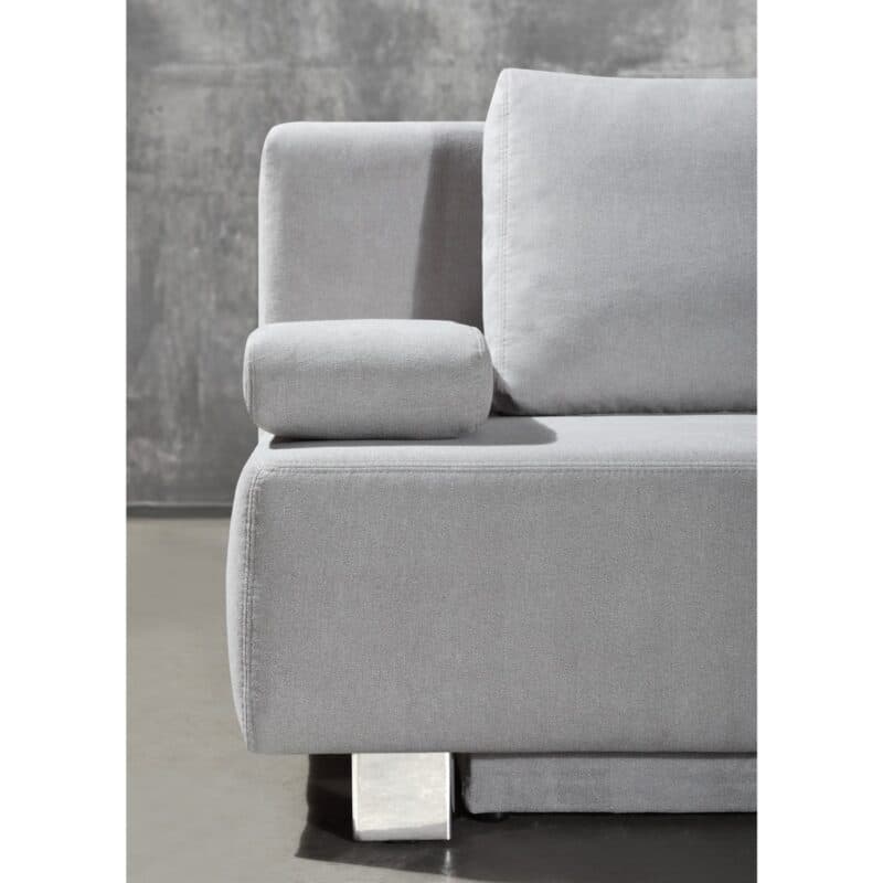 Dixx Divani Eight Sofa mit Schlaffunktion in Stoffbezug – Detail Bezug und Chromfuß