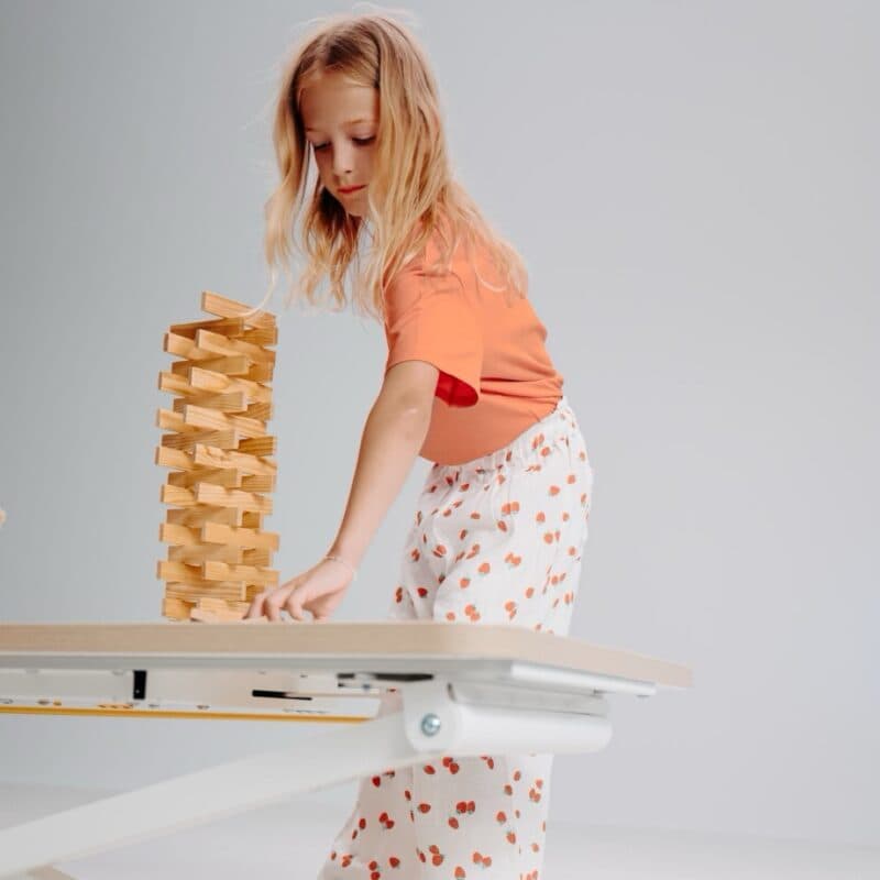 poptop Kinderschreibtisch höhenverstellbar in Weiß - Wohnbeispiel