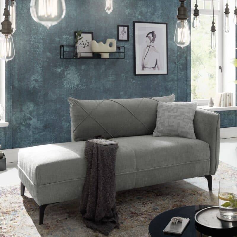 Trendstore Jerina Recamiere mit Rücken und Armlehne rechts in Chenillebezug grau – Wohnbeispiel