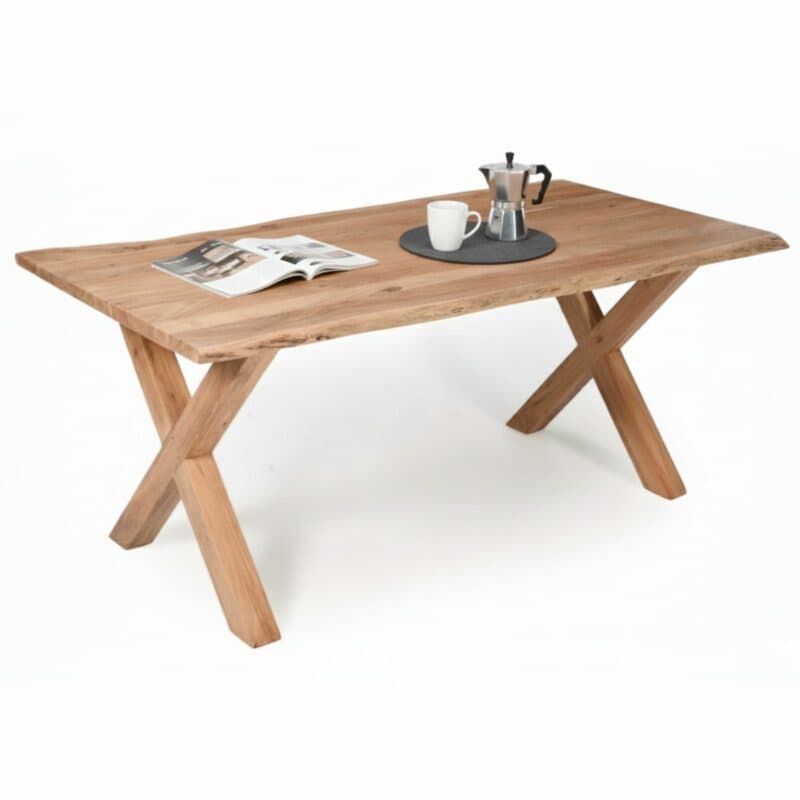 Liadomo Valencia Baumkantentisch Akazie massiv natur mit X-Gestell - Perspektivansicht mit Deko
