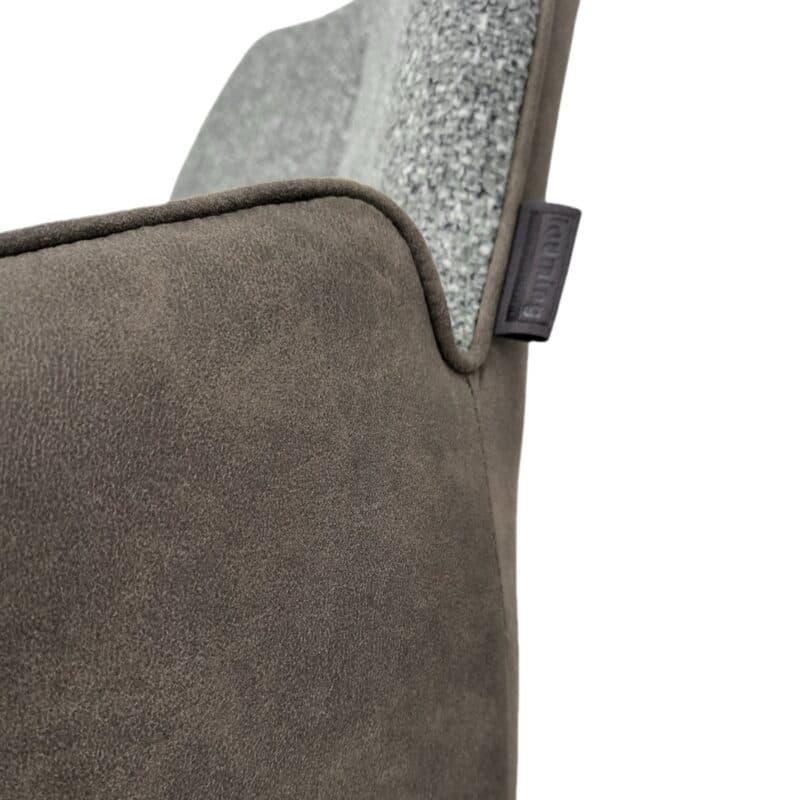 Louming Maureen Schalenstuhl in Strukturgewebe Leo 71 Creme und Microvelours Yuma 39 Braun – Detail Bezug