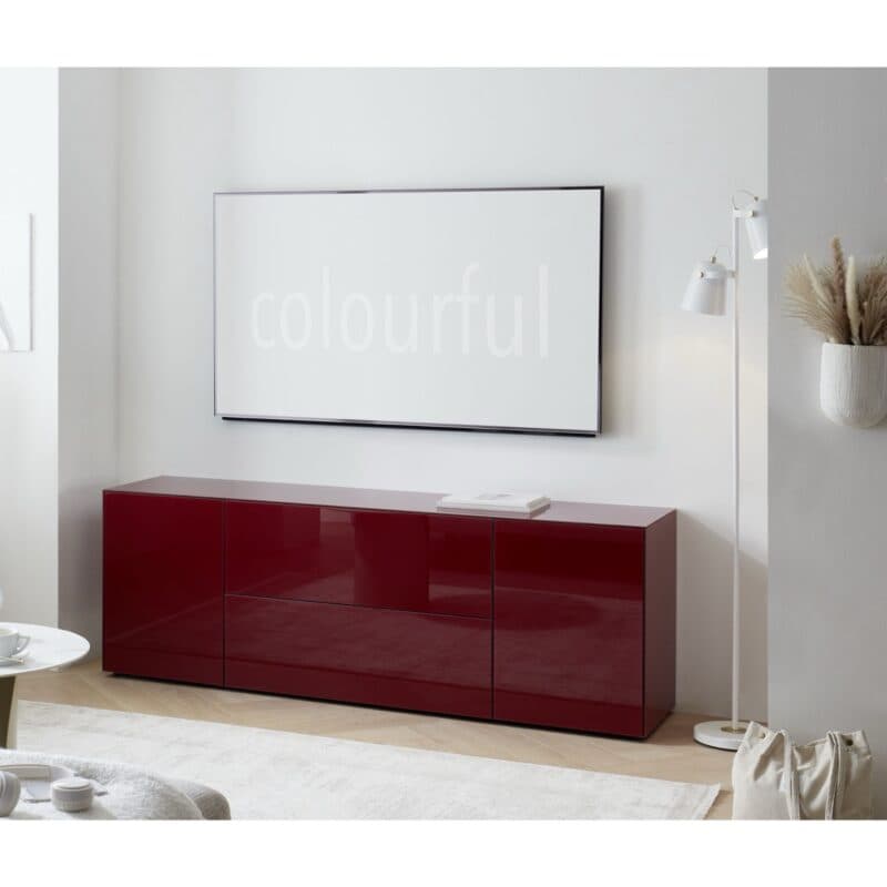 Trendstore Makoa Lowboard aus Glas bordeaux glanz, mit 2 Türen, 1 Schub und 1 Klappe, Variante A – Wohnbeispiel stehend
