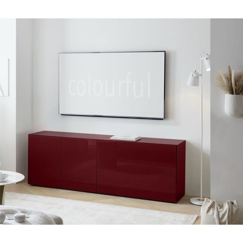 Trendstore Makoa Lowboard aus Glas bordeaux glanz, mit 2 Türen, 1 Schub und 1 Klappe, Variante B – Wohnbeispiel stehend