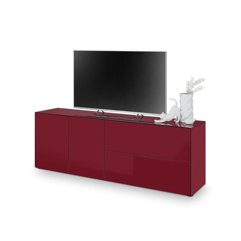 Trendstore Makoa Lowboard aus Glas bordeaux glanz, mit 2 Türen, 1 Schub und 1 Klappe, Variante B – Perspektivansicht