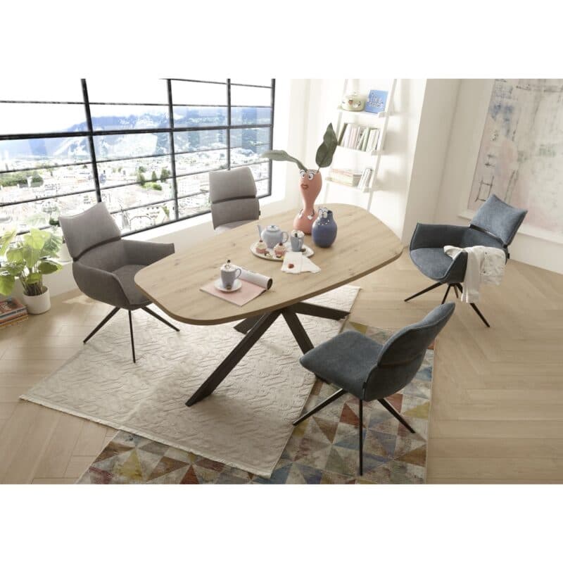 Trendstore Mealla Esstisch mit organisch geformter Platte und Sterngestell – Wohnbeispiel
