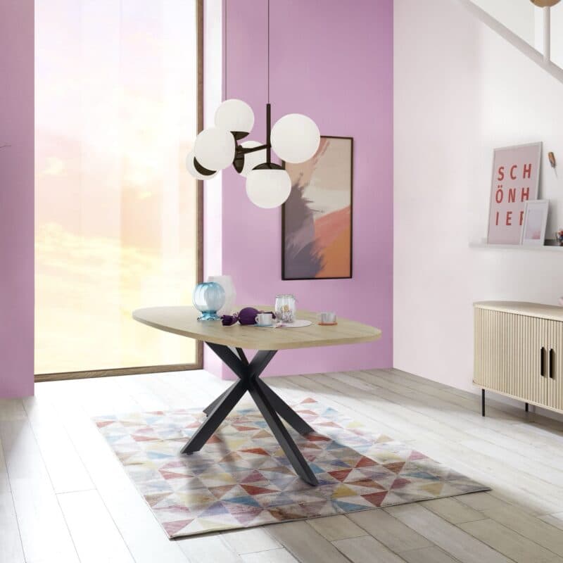 Trendstore Mealla Esstisch mit organisch geformter Platte und Sterngestell – Wohnbeispiel