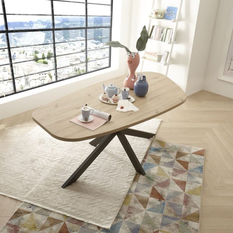 Trendstore Mealla Esstisch mit organisch geformter Platte und Sterngestell – Wohnbeispiel