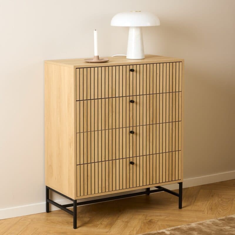 Trendstore Adely Kommode mit 4 Schubladen, in Eiche Nachbildung mit Lamellenfronten - Wohnbeispiel