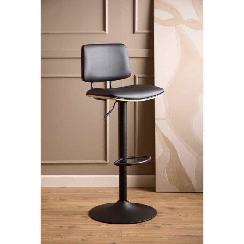 Liadomo Aniska Barhocker mit Sitz - und Rücken in Bezug Lederimitat schwarz mit Eichenfurnier und Gestell in Schwarz matt - Wohnbeispiel