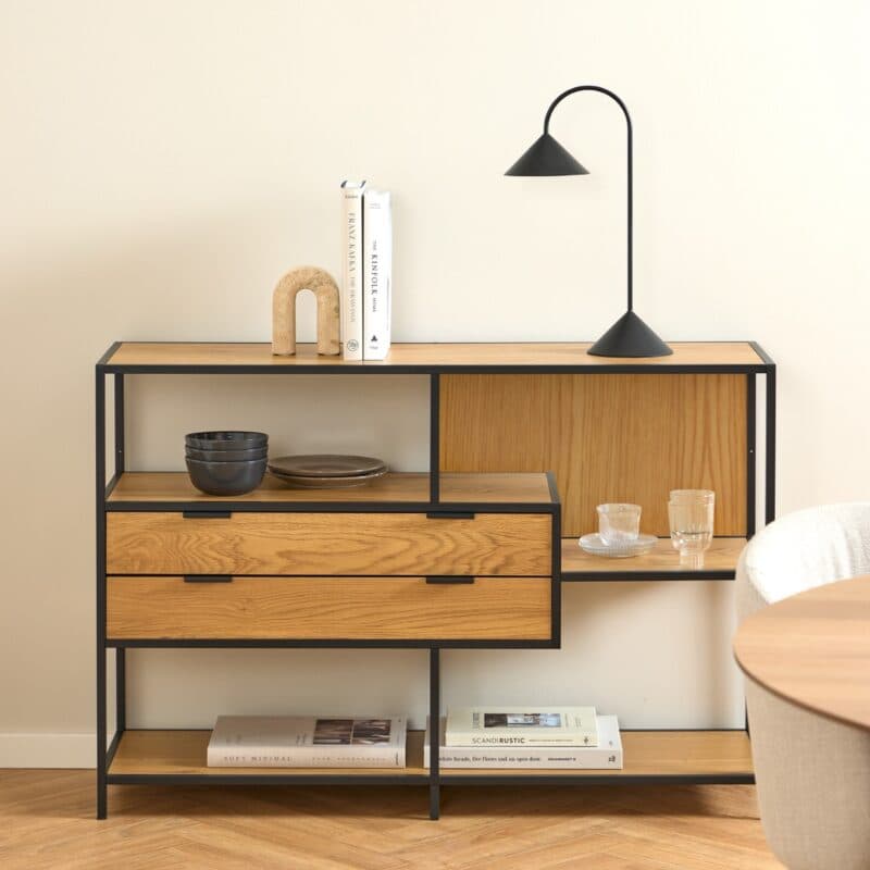 Trendstore Auroa Regal niedrig mit Gestell in schwarz pulverbeschichtet, Fronten und Böden in Wildeiche Nachbildung - Wohnbeispiel