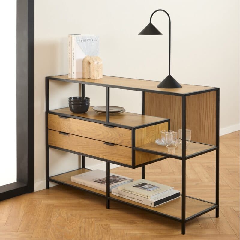 Trendstore Auroa Regal niedrig mit Gestell in schwarz pulverbeschichtet, Fronten und Böden in Wildeiche Nachbildung - Wohnbeispiel