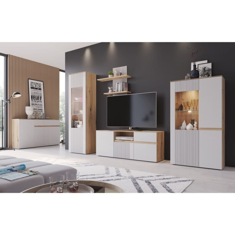 Trendstore Wamila Vitrine mit 2 Türen, Korpus in Coast Evoke Eiche Nachbildung und Fronten in Dekor light grey matt - Wohnbeispiel mit Beleuchtung