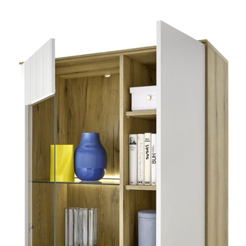 Trendstore Wamila Vitrine mit 2 Türen, Korpus in Coast Evoke Eiche Nachbildung und Fronten in Dekor light grey matt - Detailbild Türen