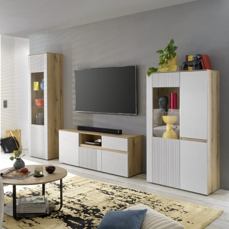 Trendstore Wamila TV-Lowboard mit Korpus in Coast Evoke Eiche Nachbildung und Fronten in Dekor light grey matt - Wohnbeispiel